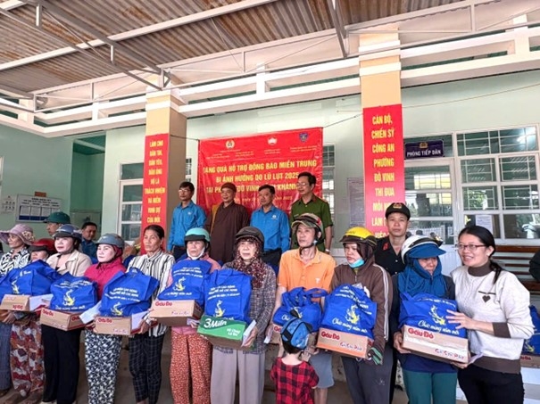 Phòng Cảnh sát cơ động, Công an tỉnh Khánh Hòa thăm, tặng quà cho Nhân dân vùng bị thiệt hại do mưa lũ