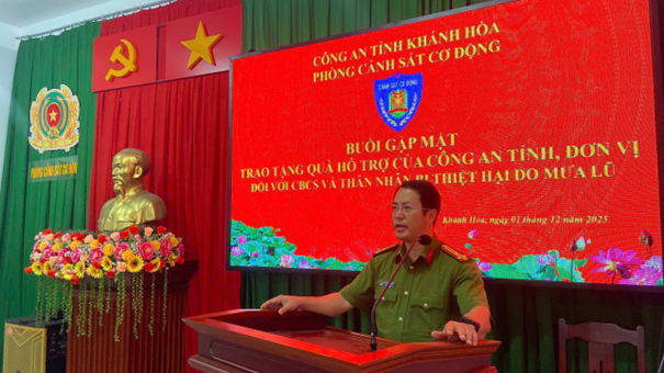 Buổi gặp mặt trao tặng quà hỗ trợ cho cán bộ, chiến sĩ và thân nhân bị thiệt hại do mưa lũ