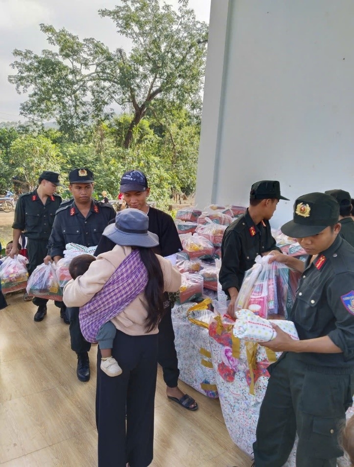 Phòng Cảnh sát cơ động phối hợp với các nhà hảo tâm tổ chức trao tặng quà hỗ trợ cho nhân dân xã Bác Ái, tỉnh Khánh Hòa
