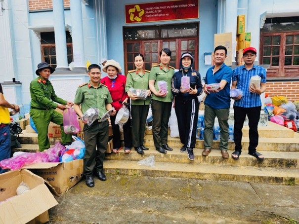 Đoàn Thanh niên - Hội phụ nữ Phòng Hồ sơ Nghiệp vụ tổ chức tặng quà cho các hộ gia đình bị ảnh hưởng do mưa lũ tại xã Bác Ái Tây