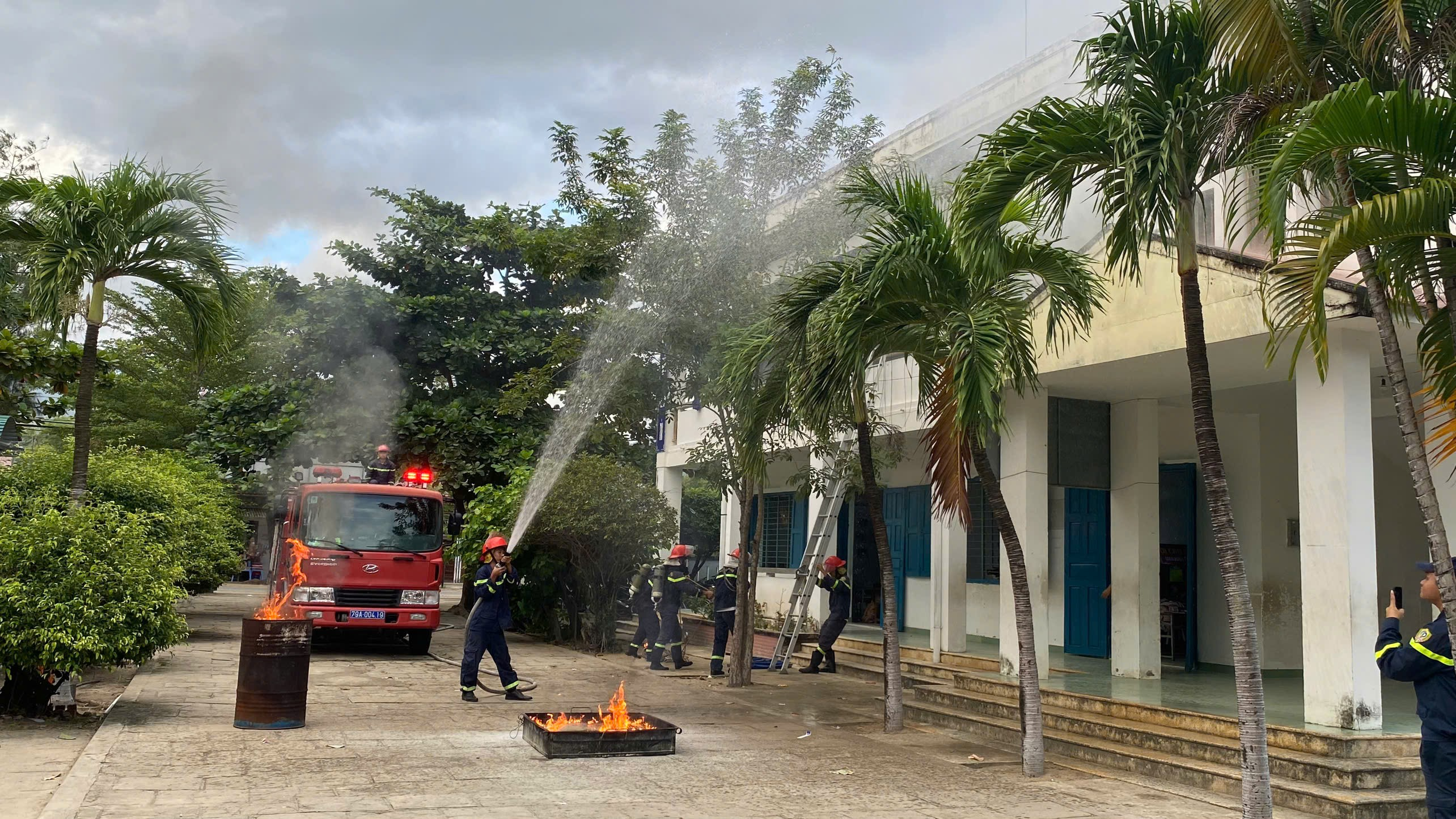 Thực tập phương án chữa cháy và cứu nạn, cứu hộ tại trường tiểu học Vạn Phú