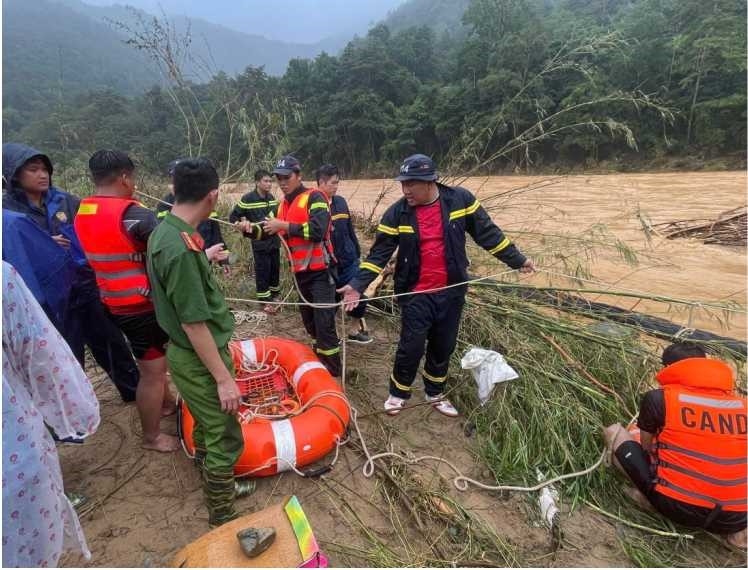 Đội Chữa cháy và CNCH khu vực 7 kịp thời hỗ trợ đưa thi thể người bị nạn ra khỏi dòng nước lũ