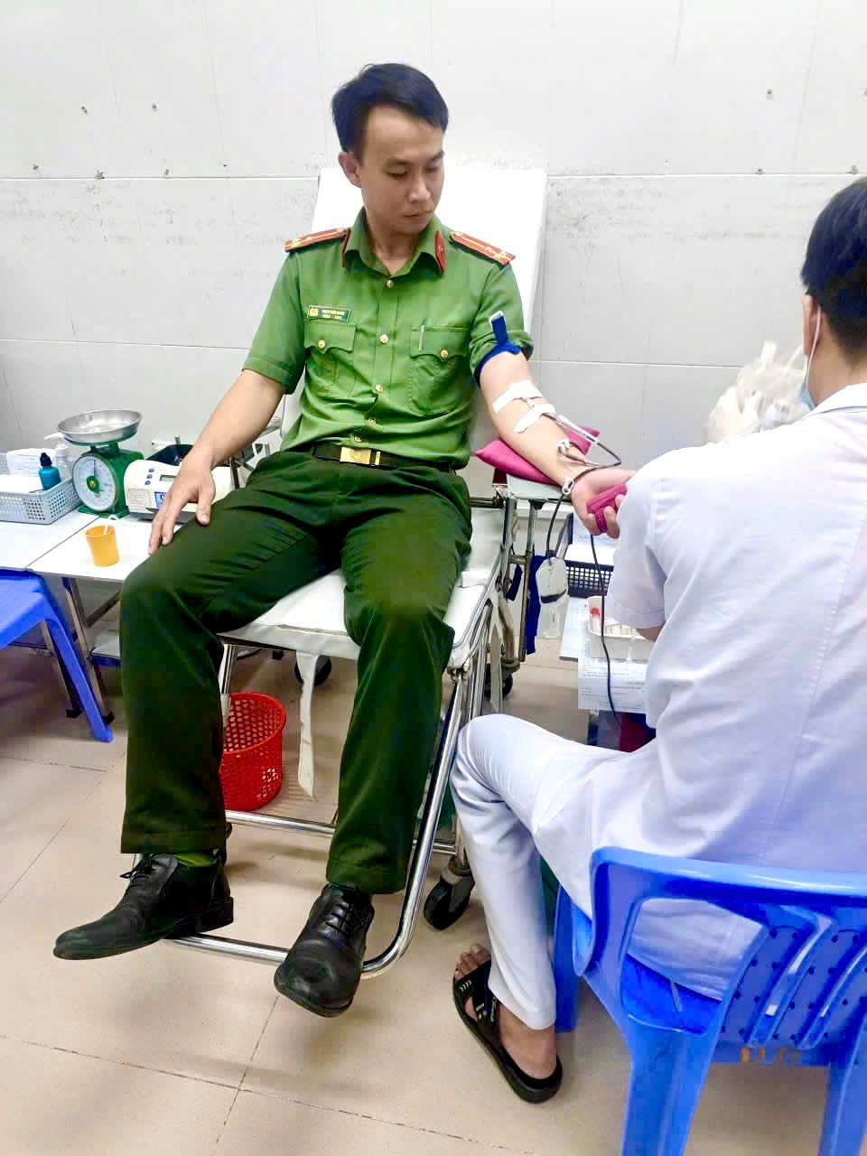 ĐOÀN VIÊN CHI ĐOÀN CÔNG AN PHƯỜNG PHAN RANG (TỈNH KHÁNH HÒA) KỊP THỜI HIẾN MÁU CỨU NGƯỜI