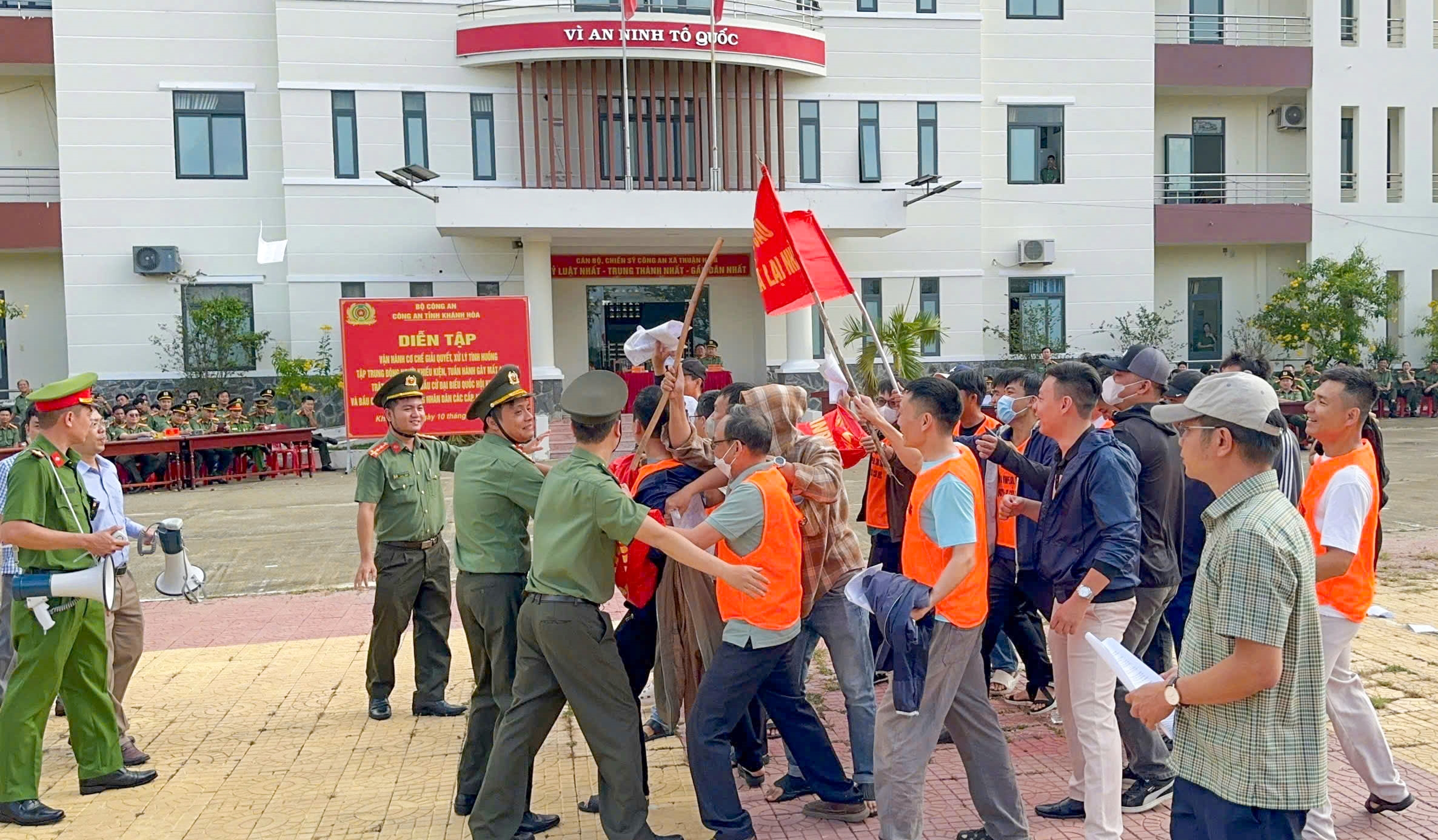 Diễn tập vận hành cơ chế giải quyết, xử lý tình huống tập trung đông người khiếu kiện dịp bầu cử