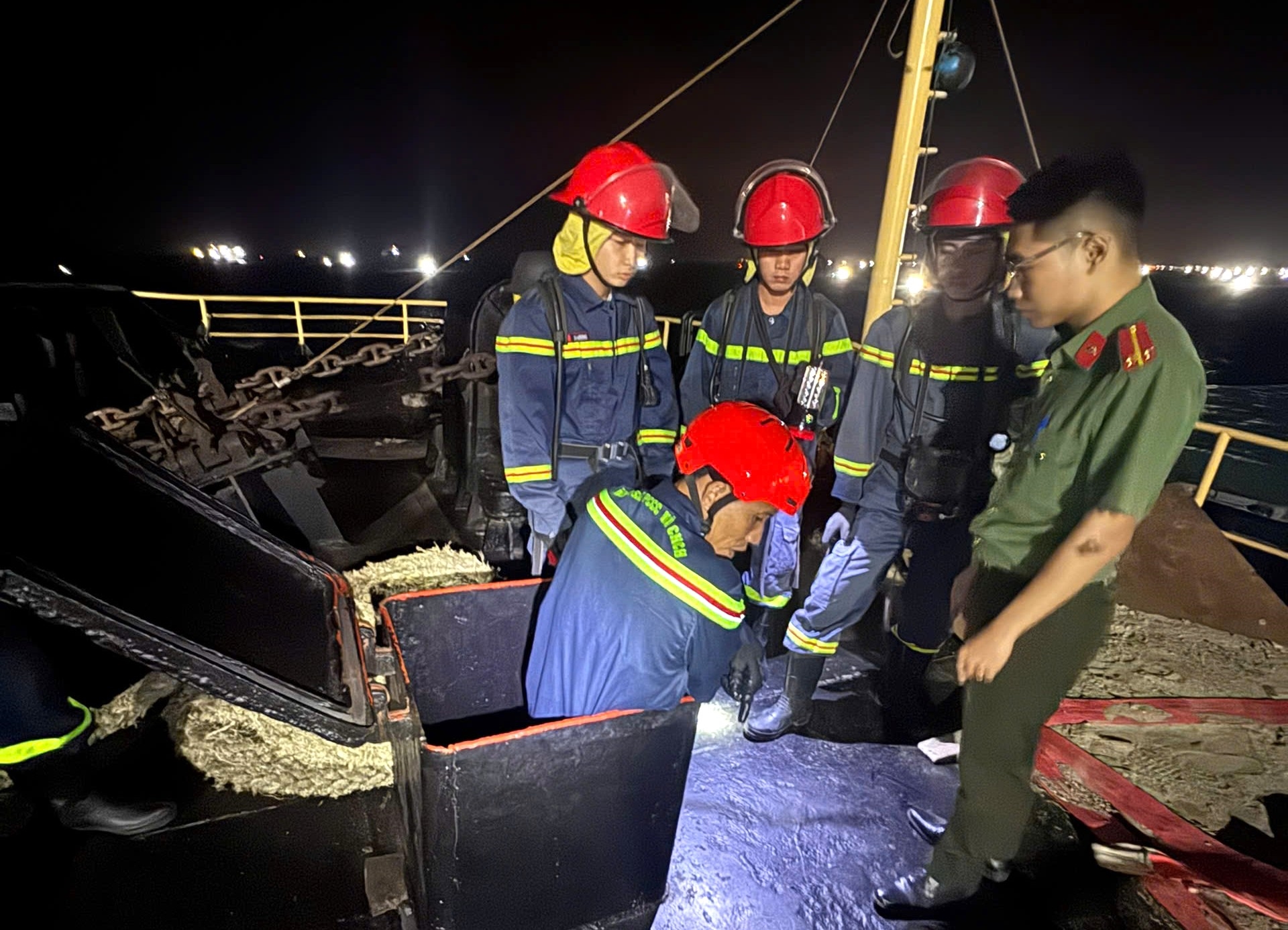 Khánh Hòa: 3 người chết, 2 người bị thương nghi do ngạt khí khi làm việc trong hầm tàu