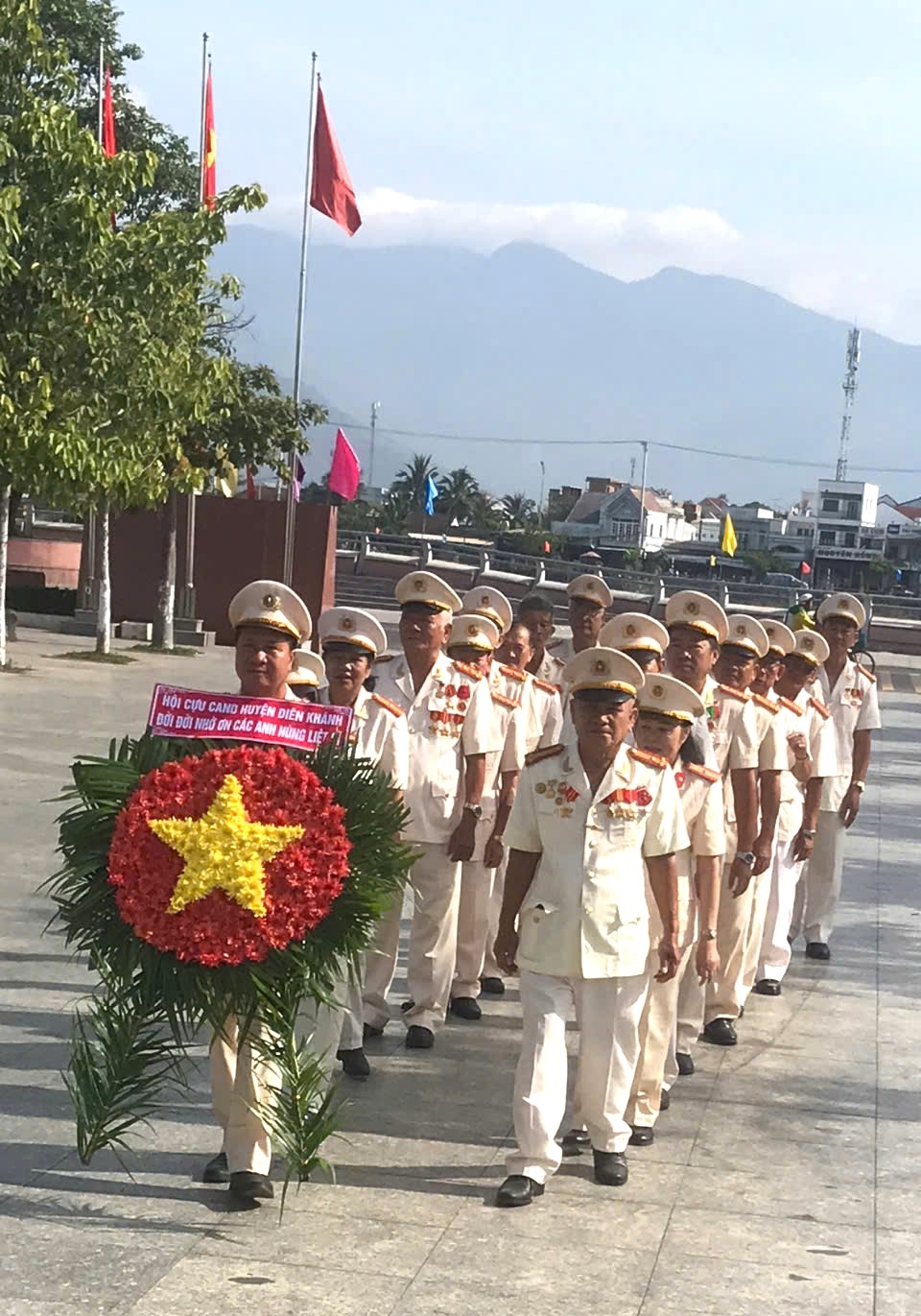 Hội cựu Công an nhân dân viếng nghĩa trang liệt sỹ