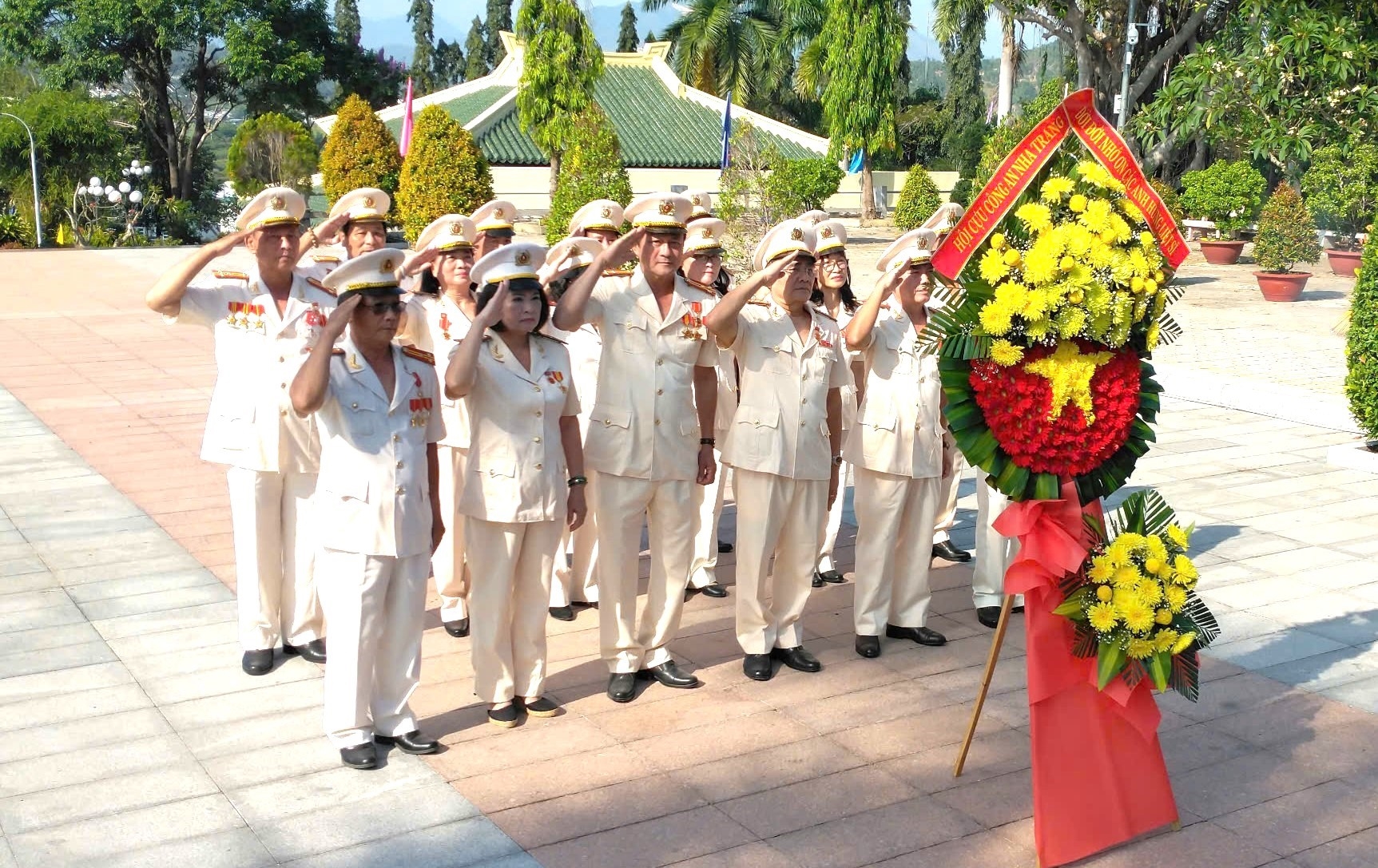 Hội cựu Công an nhân dân thành phố Nha Trang viếng nghĩa trang liệt sỹ