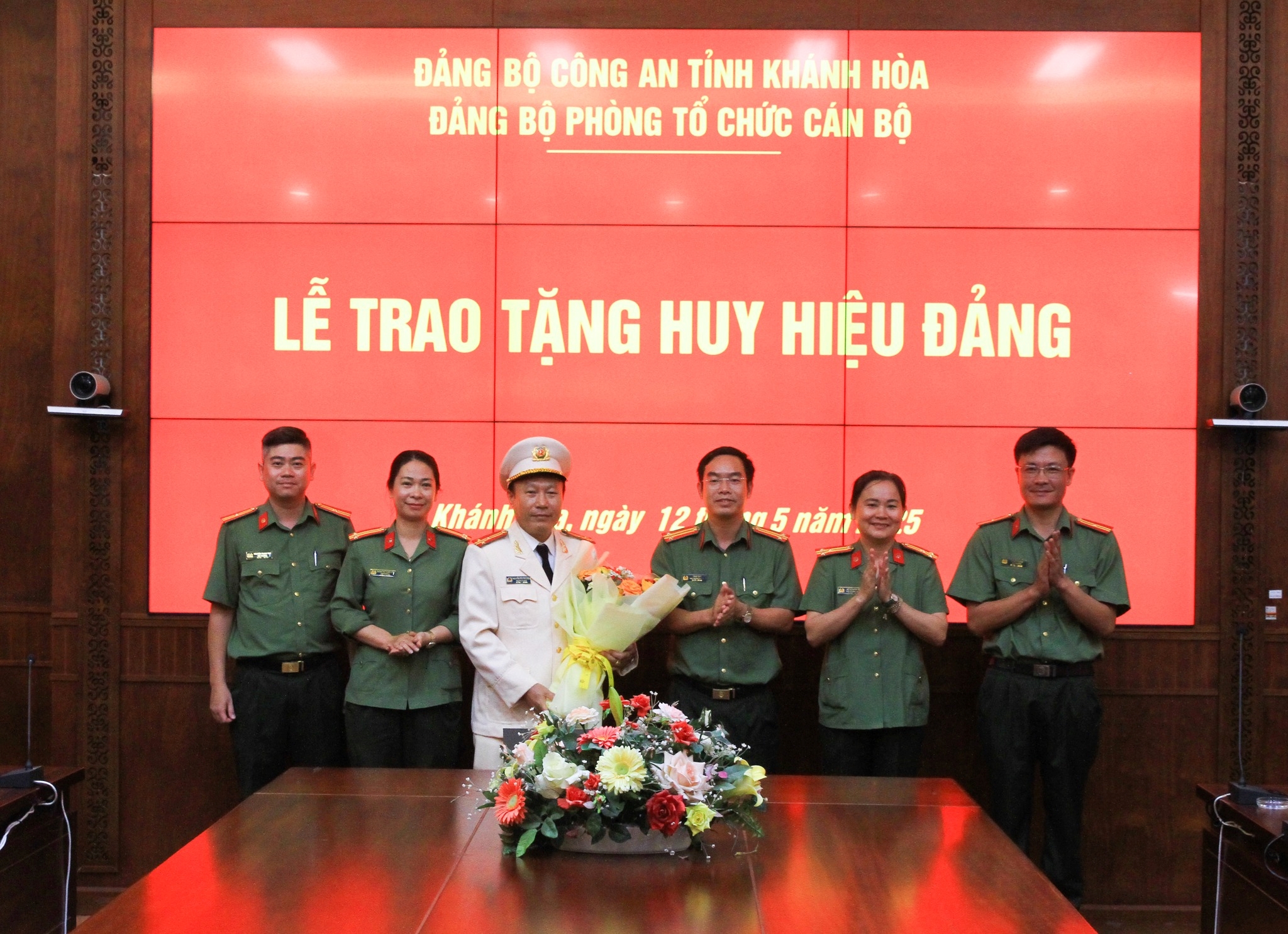 Trao tặng 