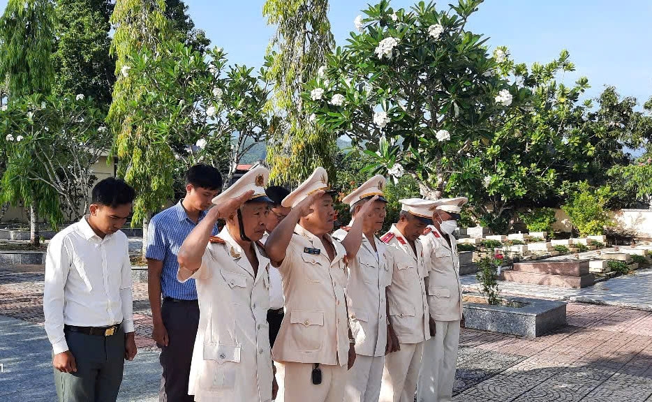 Hội cựu Công an nhân dân huyện Khánh Vĩnh viếng nghĩa trang liệt sỹ