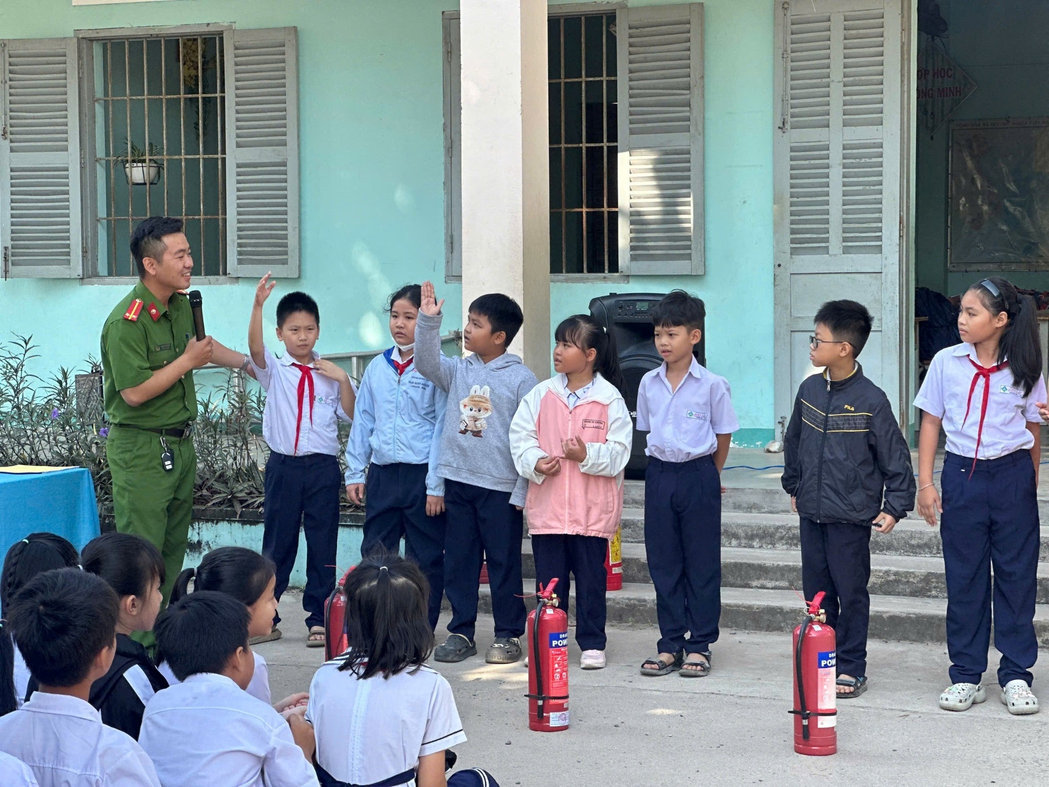 Tuyên truyền, phổ biến kiến thức và kỹ năng phòng cháy chữa cháy cho cán bộ, giáo viên và học sinh trường tiểu học Diên Lạc, huyện Diên Khánh