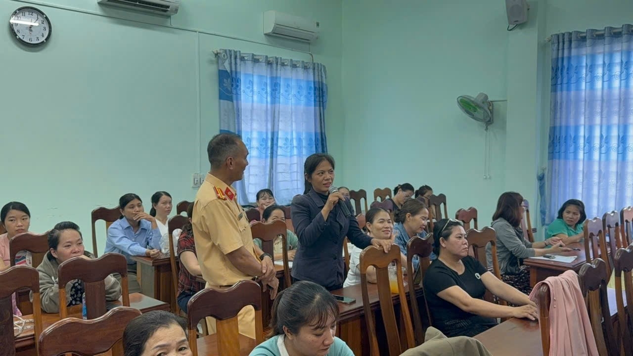 Tuyên truyền, phổ biến, giáo dục pháp luật về trật tự an toàn giao thông cho hội liên hiệp phụ nữ huyện Diên Khánh