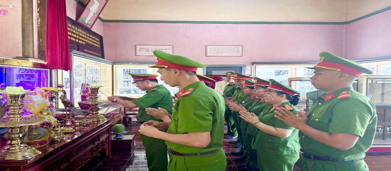 Phòng Cảnh sát phòng cháy, chữa cháy và cứu nạn, cứu hộ tổ chức dâng hương tại khu tưởng niệm Chủ tịch Hồ Chí Minh