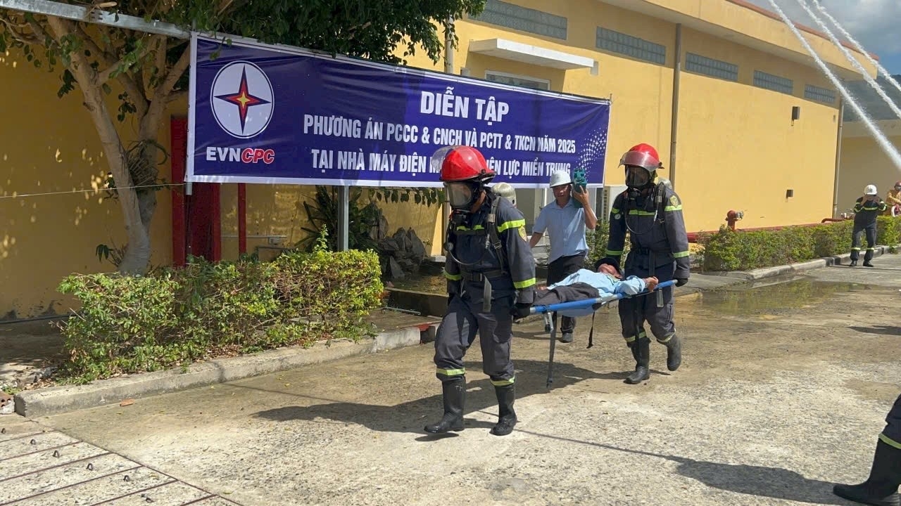Thực tập phương án chữa cháy và cứu nạn, cứu hộ  tại Nhà máy Điện mặt trời - Điện lực Miền Trung