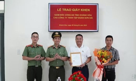 Giám đốc Công an tỉnh Khánh Hòa tặng giấy khen cho Tập đoàn Sơn Hải