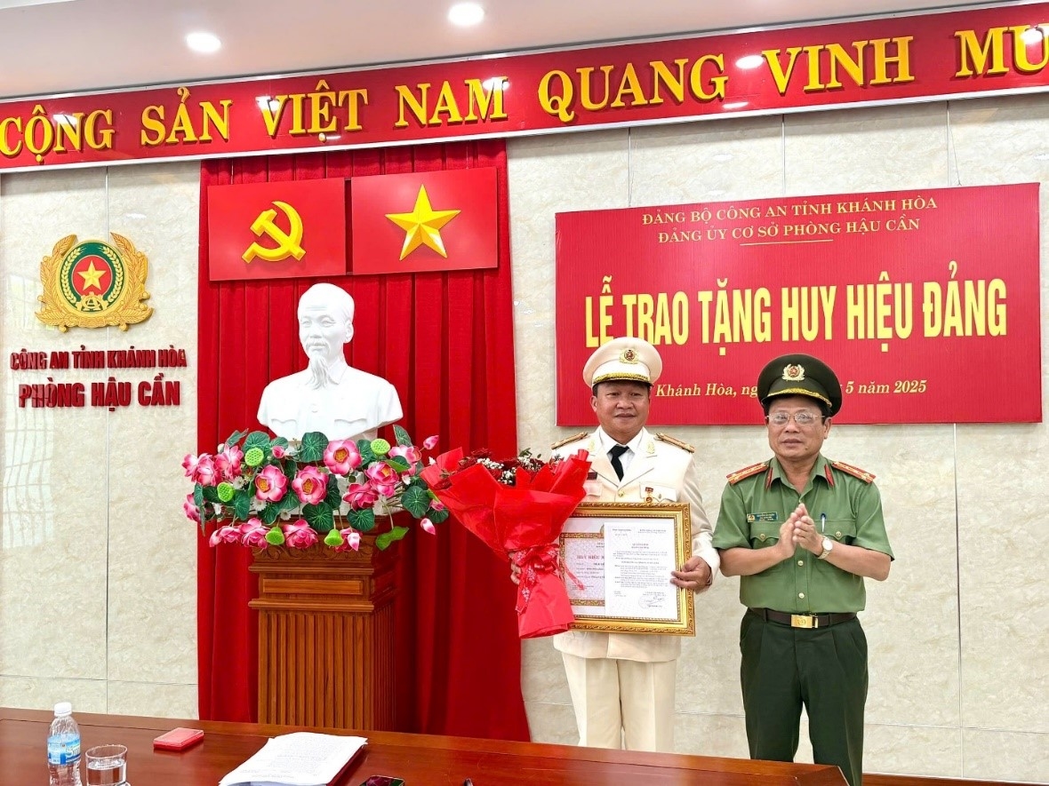 Đảng bộ Phòng Hậu cần tổ chức Lễ trao tặng “Huy hiệu 30 năm tuổi Đảng”