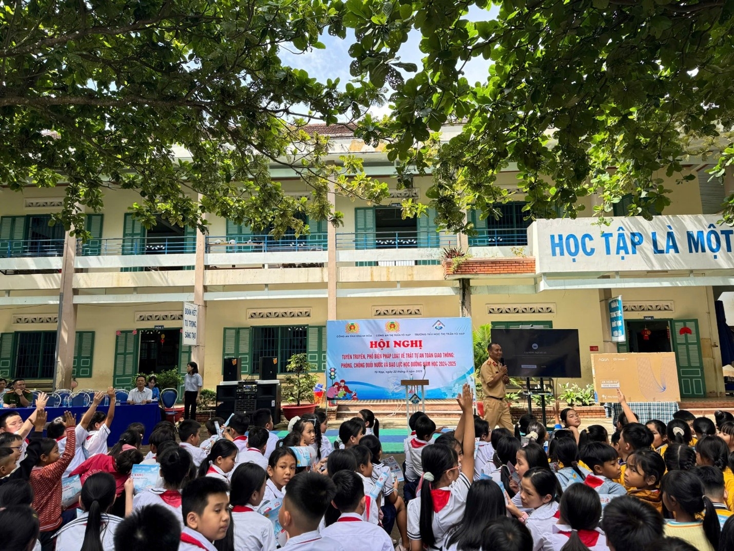 Tuyên truyền an toàn giao thông và trao tặng thiết bị dạy học cho trường tiểu học Tô Hạp