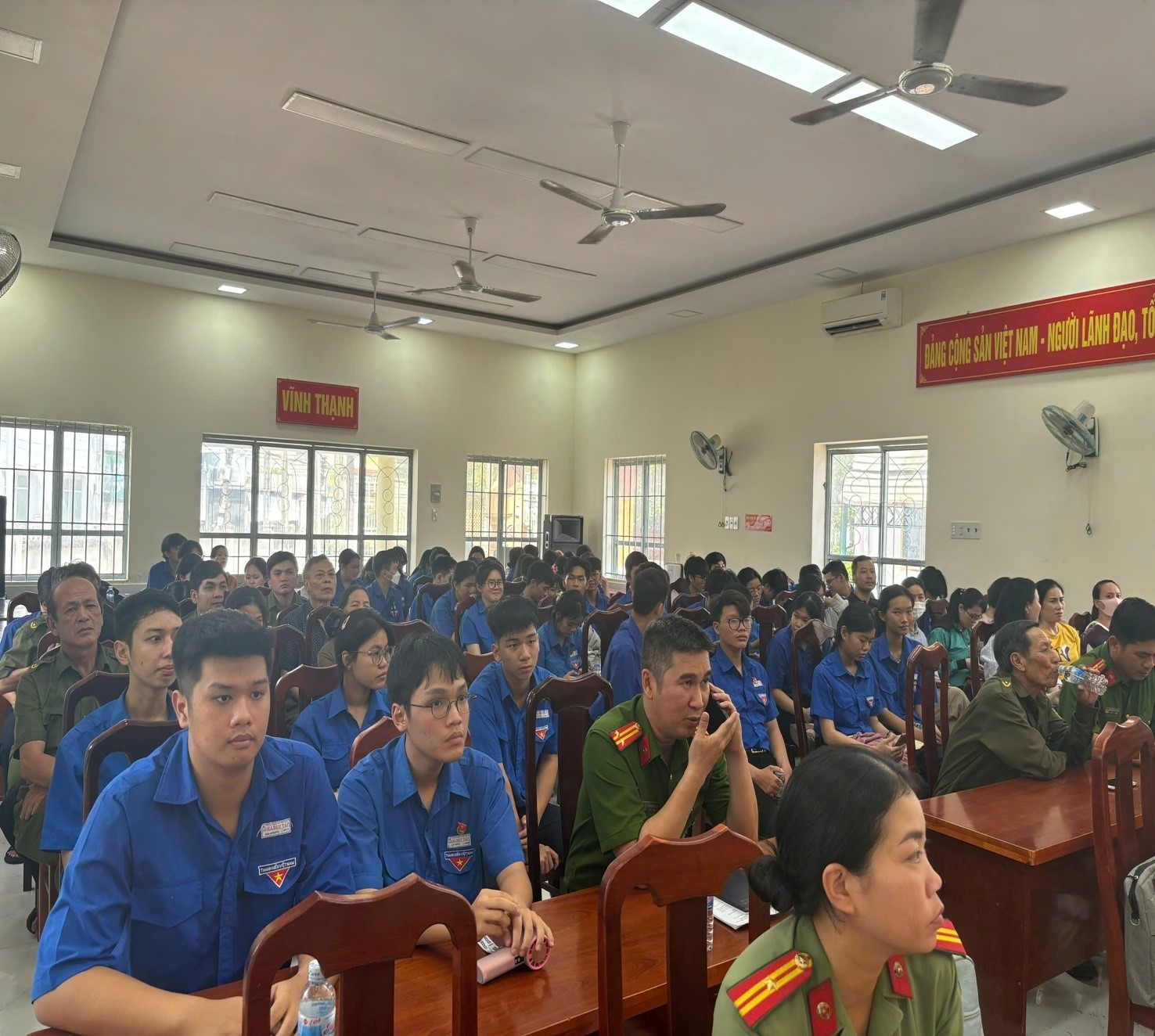 Đẩy mạnh tuyên truyền, hướng dẫn công tác khai báo tạm trú  cho người nước ngoài tại xã Vĩnh Thạnh