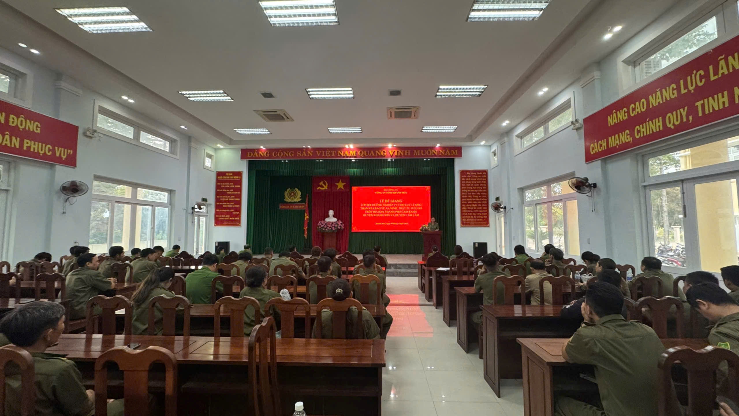 Bế giảng lớp bồi dưỡng nghiệp vụ cho lực lượng tham gia bảo vệ an ninh trật tự cơ sở năm 2025 trên địa bàn Thành phố Cam Ranh và Huyện Khánh Sơn.
