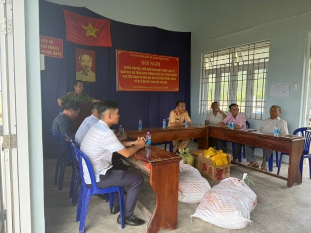 Tuyên truyền an toàn giao thông cho người dân sống ven đường cao tốc