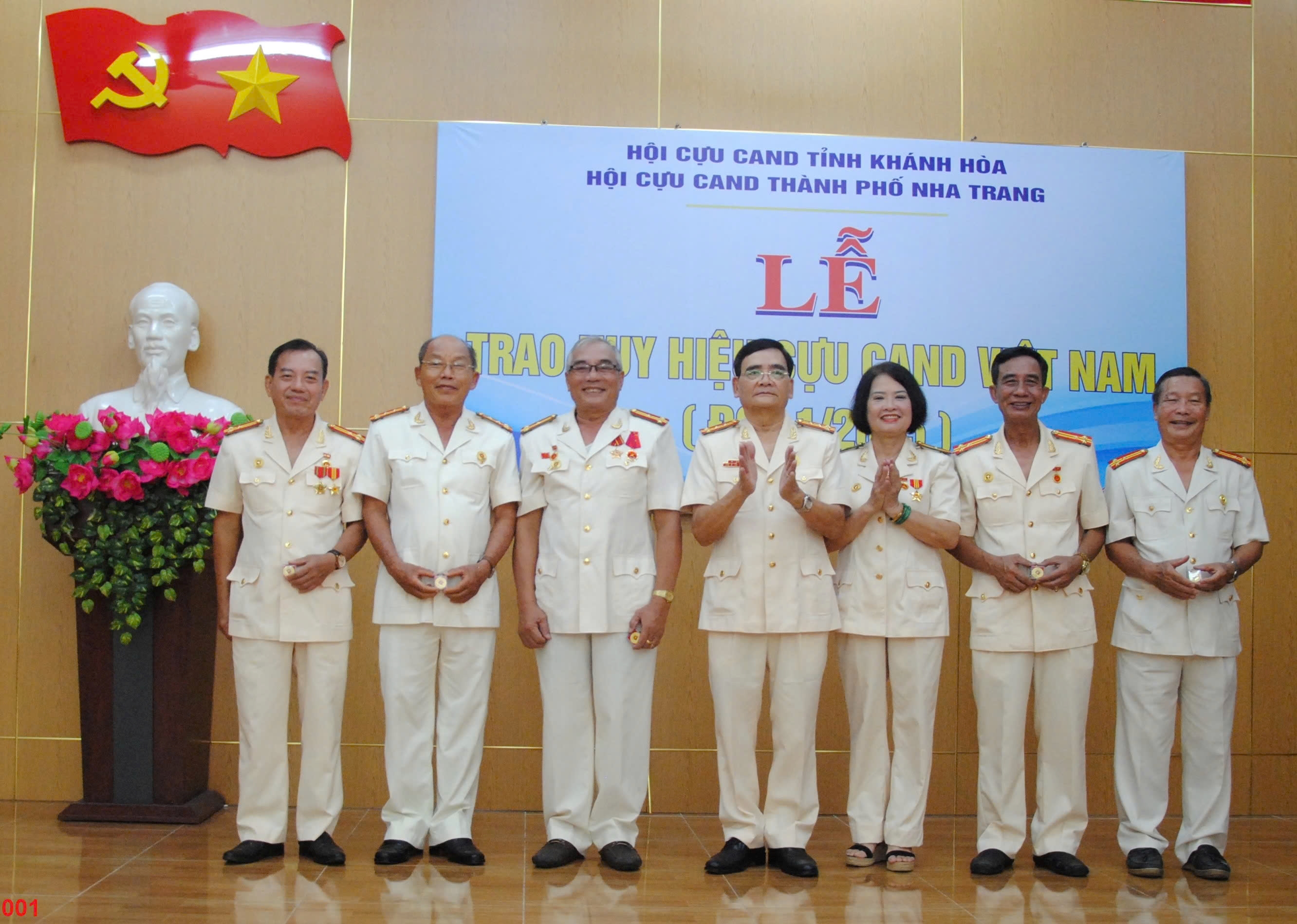 Hội cựu CAND tỉnh Khánh Hòa: Trao huy hiệu hội cựu Công an nhân dân