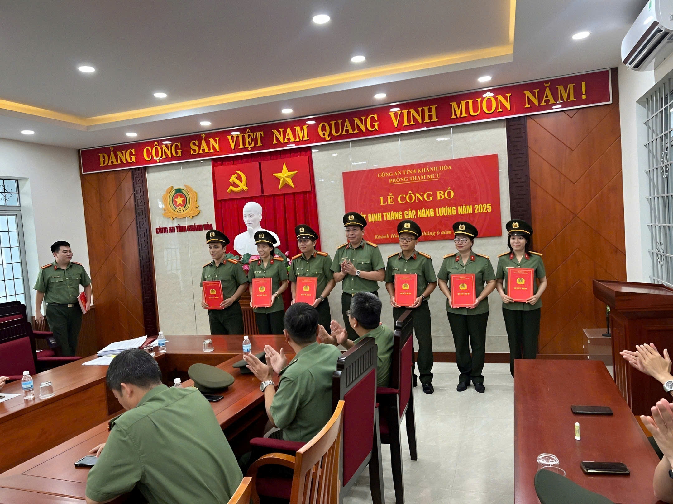 Phòng Tham mưu - Công an tỉnh Khánh Hòa tổ chức lễ công bố quyết định thăng cấp, nâng lương năm 2025