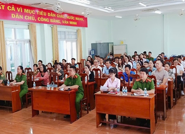 Phối hợp tuyên truyền phòng chống ma túy và ký cam kết cho các cơ sở kinh doanh trên địa bàn phường Tân Tiến, thành phố Nha Trang