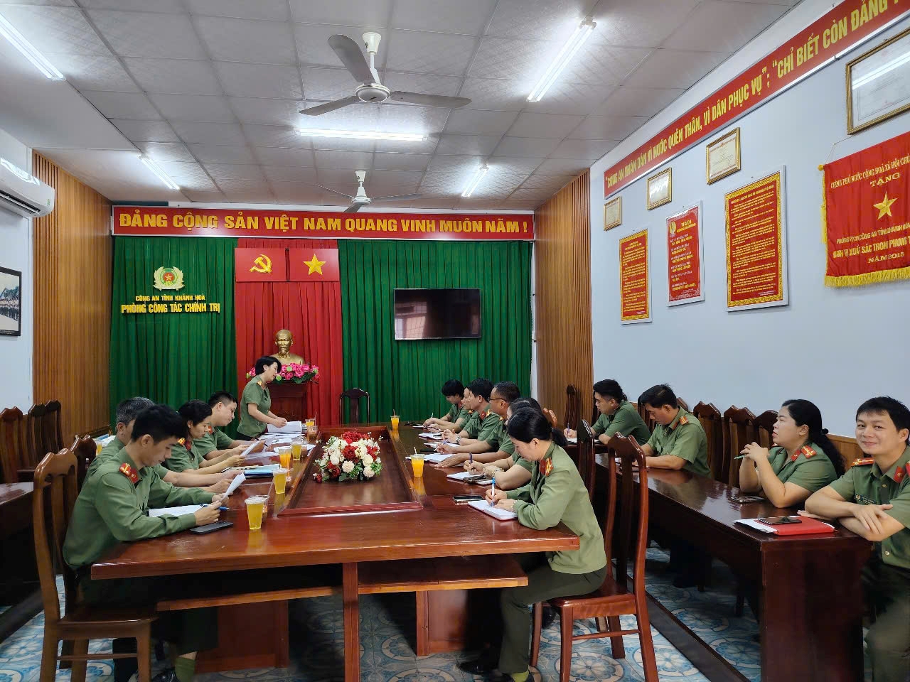 Đoàn Thanh tra Công an tỉnh Khánh Hòa tiến hành thanh tra chuyên đề “Việc chấp hành các quy định của pháp luật về bảo vệ bí mật nhà nước và an ninh mạng” tại Phòng Công tác chính trị.