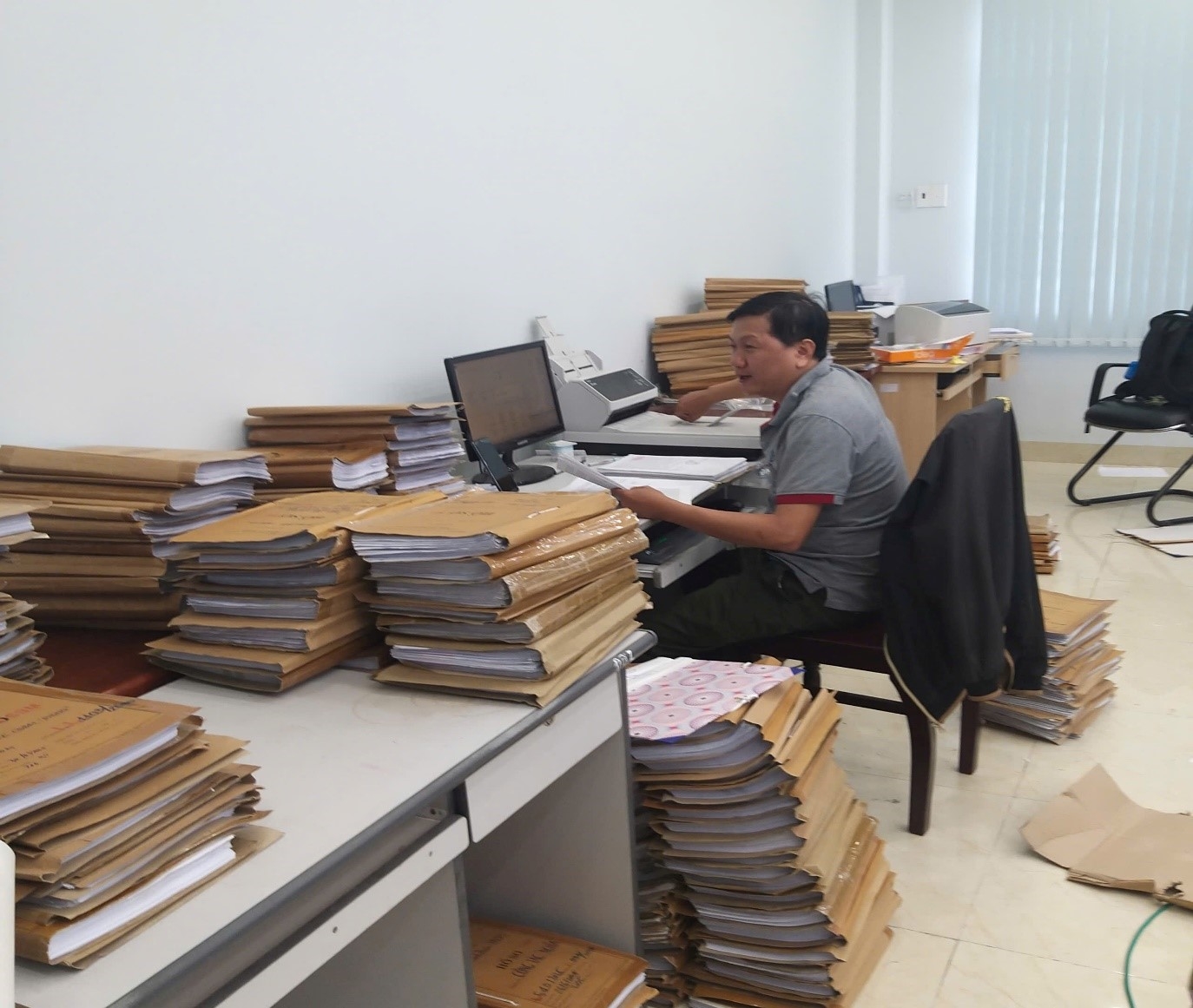 Cán bộ Phòng Hồ sơ Nghiệp vụ Công an tỉnh tích cực hưởng ứng phong trào thi đua “Đẩy mạnh số hóa hồ sơ nghiệp vụ, phục vụ công tác nghiệp vụ và cải cách hành chính trong Công an nhân dân”