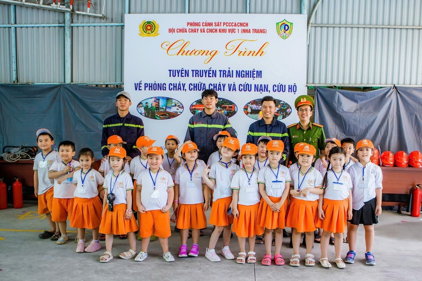 Một ngày trải nghiệm thú vị về phòng cháy, chữa cháy cho giáo viên, phụ huynh và các em học sinh Trường mầm non song ngữ CleverKid