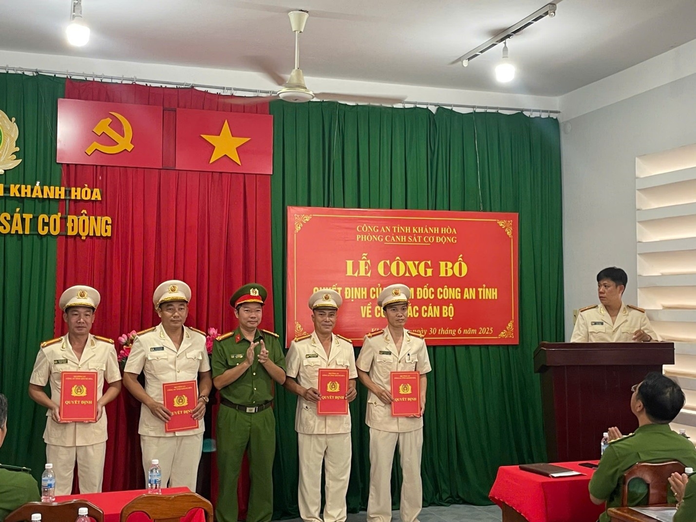 Phòng Cảnh sát cơ động tổ chức lễ công bố Quyết định của Giám đốc Công an tỉnh Khánh Hòa về Công tác cán bộ