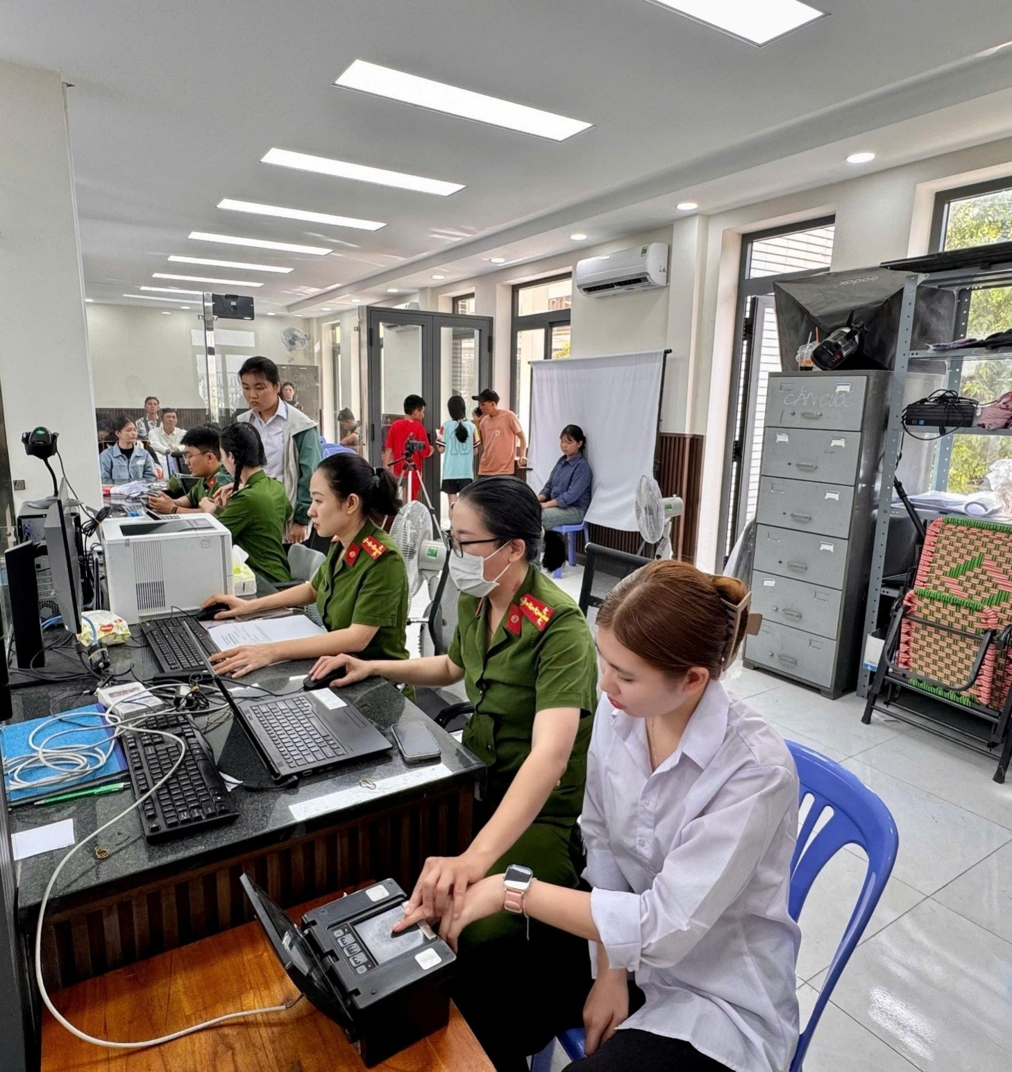 Phụ nữ Phòng Cảnh sát quản lý hành chính về trật tự xã hội chủ động, tích cực tham gia thực hiện nhiệm vụ cấp căn cước, định danh điện tử