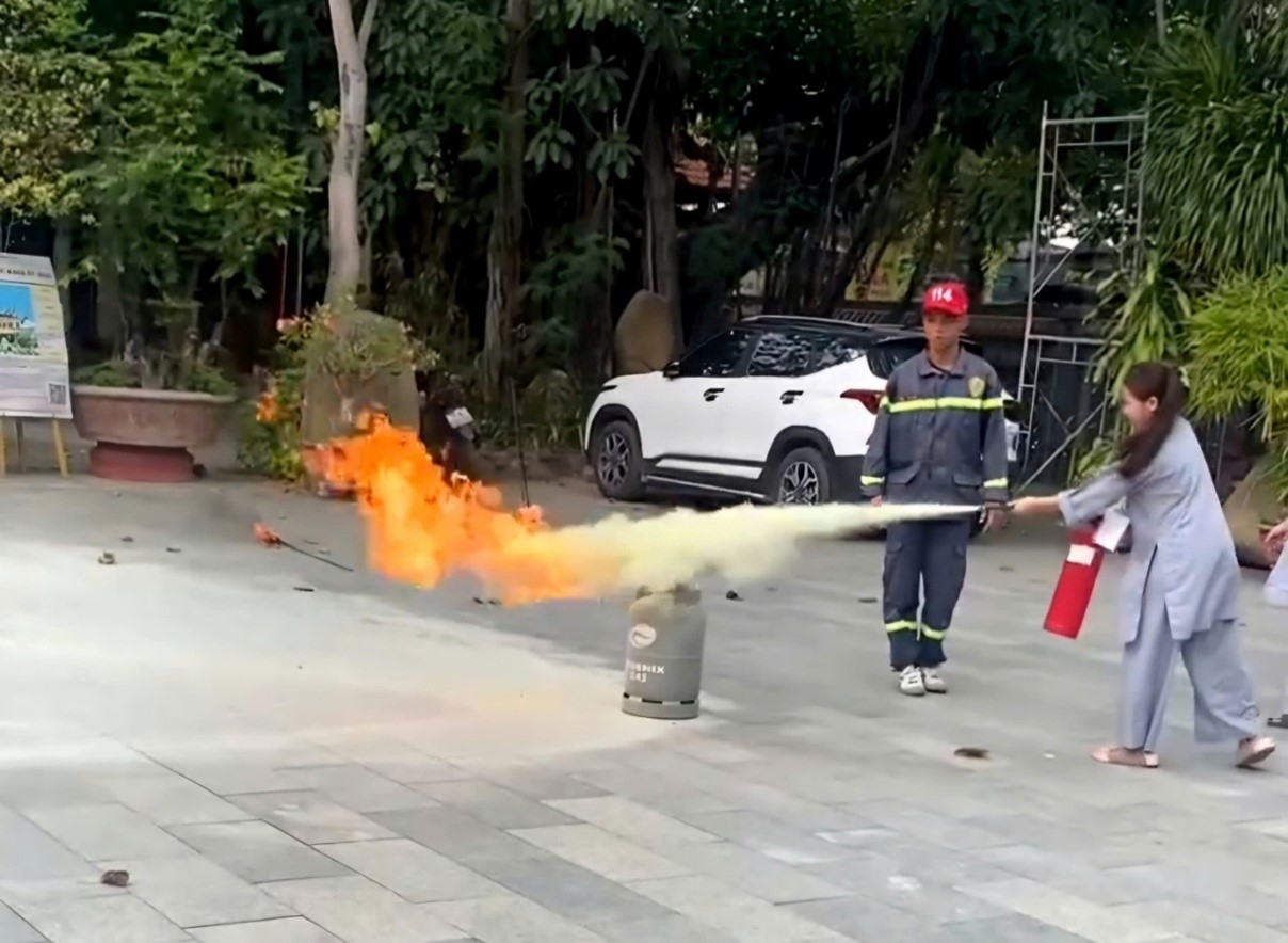 Tổ chức tuyên truyền, trải nghiệm kỹ năng phòng cháy, chữa cháy và  cứu nạn, cứu hộ tại chùa Phước Long