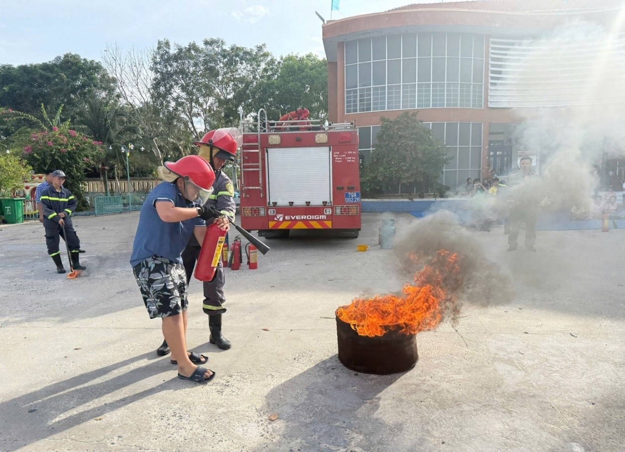 Chương trình trải nghiệm về phòng cháy, chữa cháy cho các em thanh thiếu nhi đang sinh hoạt tại Nhà thiếu nhi huyện Cam Lâm