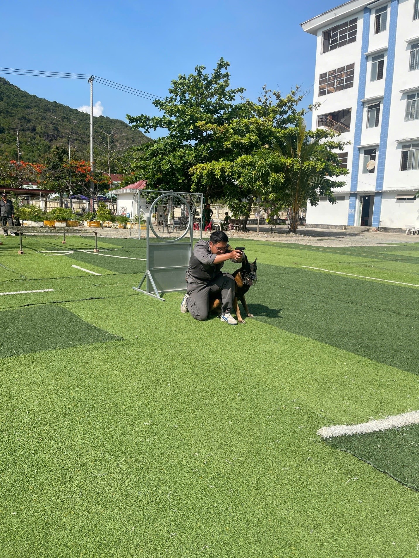 Buổi tập luyện tình huống “Truy đuổi, áp sát mục tiêu, đánh bắt đối tượng có sử dụng vũ khí” của Đội Quản lý, Sử dụng động vật nghiệp vụ