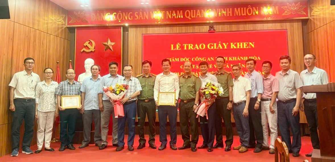 Công an tỉnh Khánh Hòa trao giấy khen cho Ban quản lý dự án phát triển tỉnh trong phong trào toàn dân bảo vệ an ninh Tổ quốc năm 2025