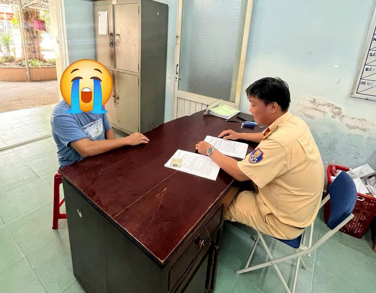 Xử phát tài xế tông gãy gác chắn đường ngang