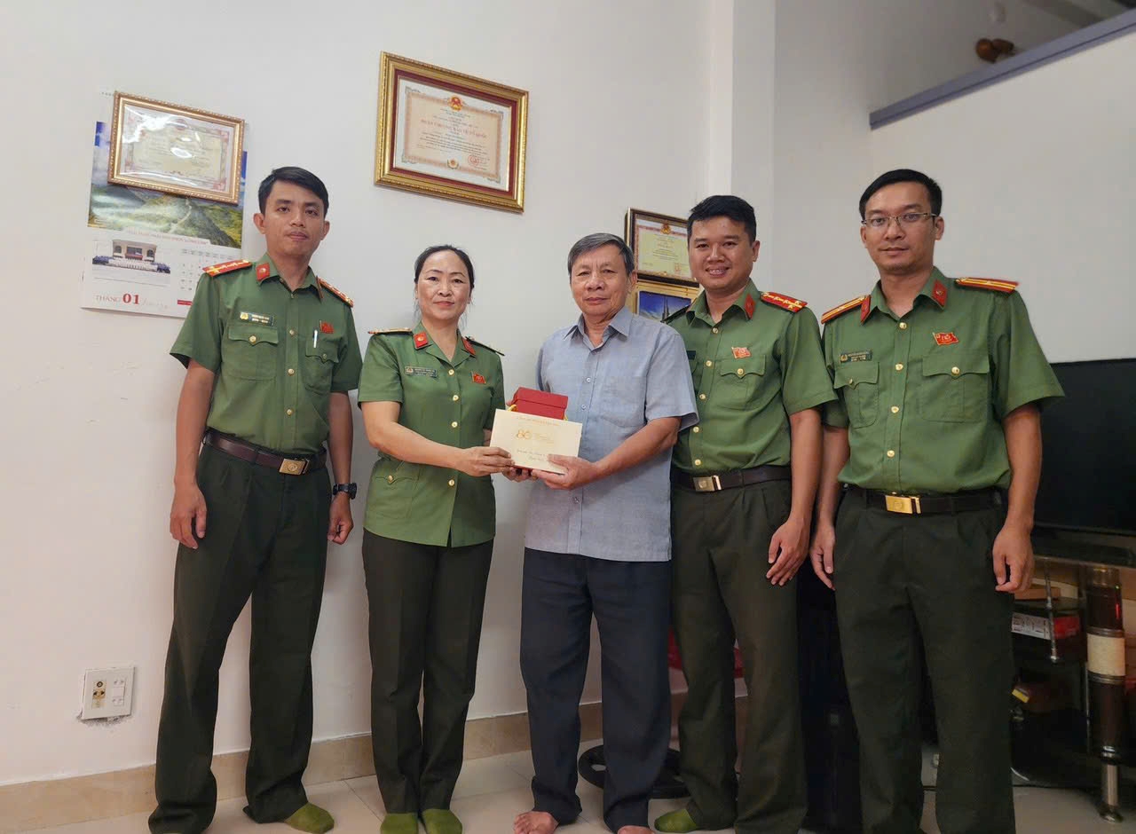 Phòng An ninh đối ngoại tổ chức thăm hỏi, tặng quà các đồng chí nguyên là lãnh đạo qua các thời kỳ.