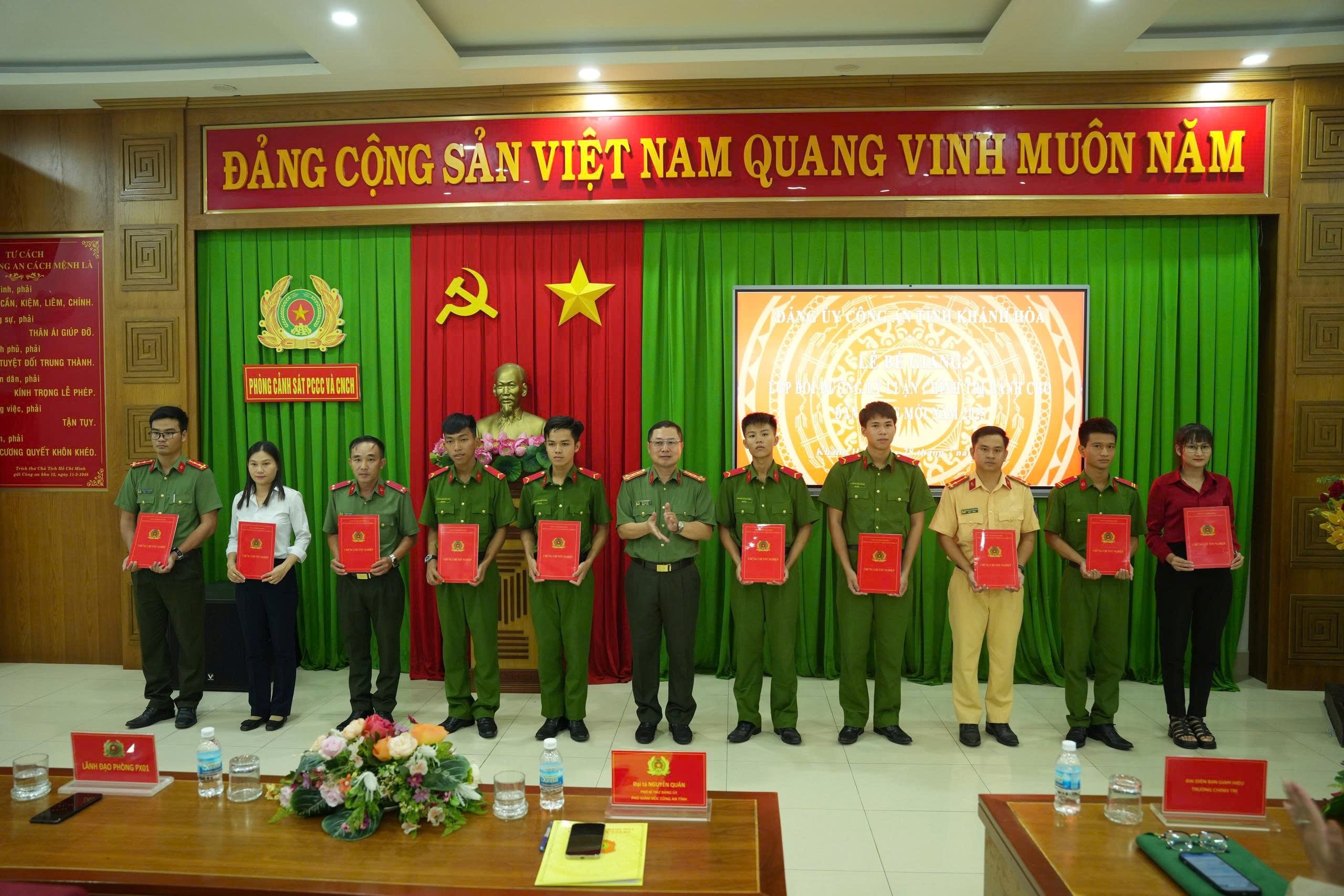Đảng ủy Công an tỉnh tổ chức lễ bế giảng lớp bồi dưỡng lí luận chÍnh trị dành cho đảng viên mới năm 2025