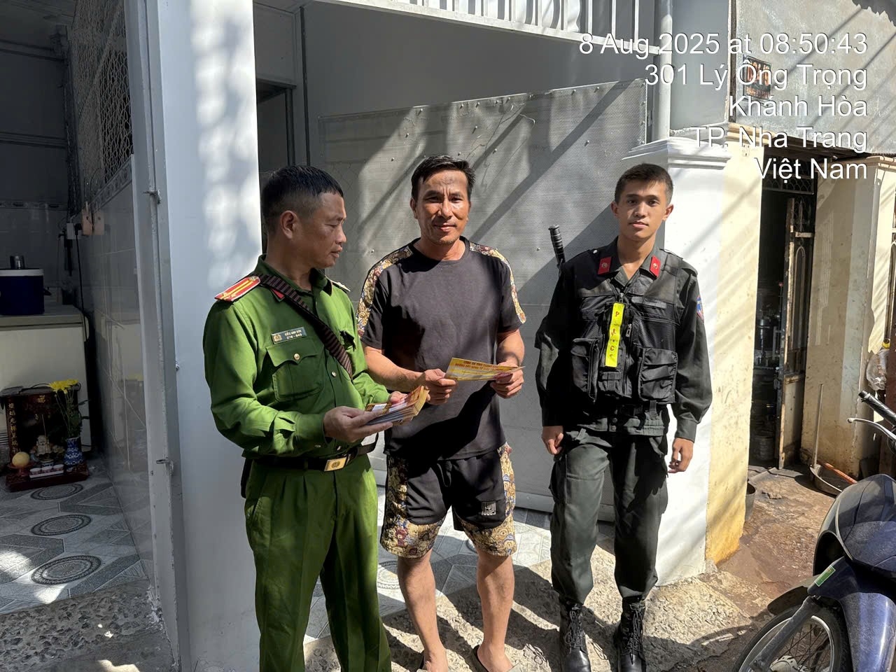 Công an phường Bắc Nha Trang tổ chức phát  tờ rơi tuyên truyền hưởng ứng đợt cao điểm  tấn công, trấn áp tội phạm, bảo đảm an ninh trật tự các Ngày lễ lớn và Đại hội đảng bộ các cấp