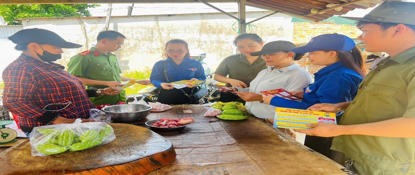 Công an xã Cam An phát tờ rơi tuyên truyền, hướng dẫn quần chúng nhân dân tố giác tội phạm qua ứng dụng VNeID và đường dây nóng của Công an tỉnh