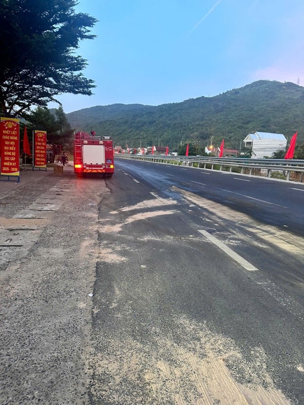Trạm cảnh sát giao thông Ninh Hòa chủ động xử lý tình huống chảy dầu trên Quốc lộ 1, đảm bảo trật tự an toàn giao thông