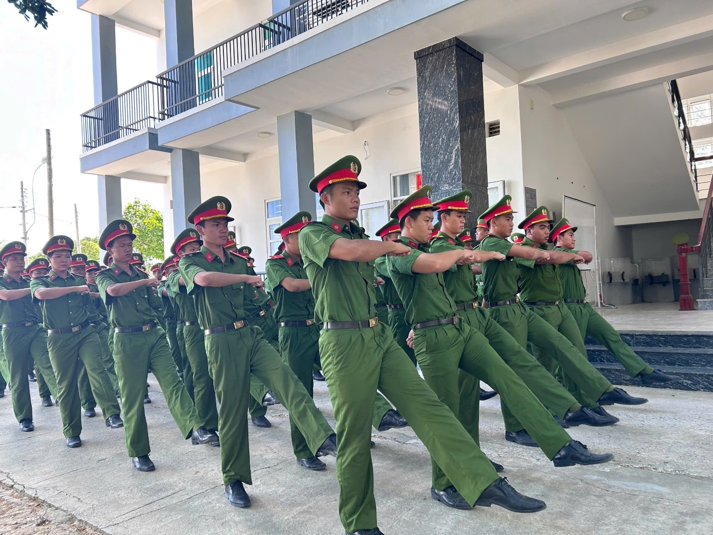 Phòng Cảnh sát cơ động Công an tỉnh Khánh Hòa tổ chức tập huấn điều lệnh, quân sự, võ thuật năm 2025