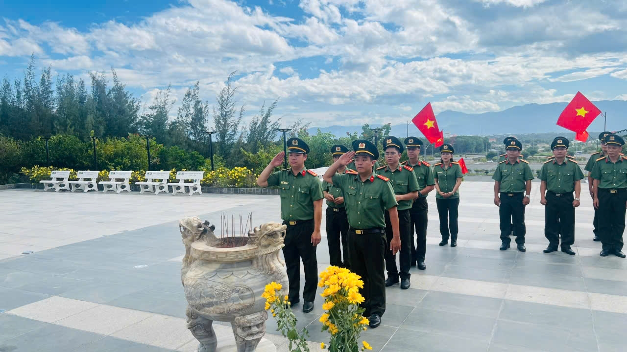 Đoàn Thanh niên, Hội phụ nữ Thanh tra Công an tỉnh Khánh Hòa tri ân các anh hùng, liệt sĩ nhân kỷ niệm 78 năm Ngày Thương binh Liệt sĩ