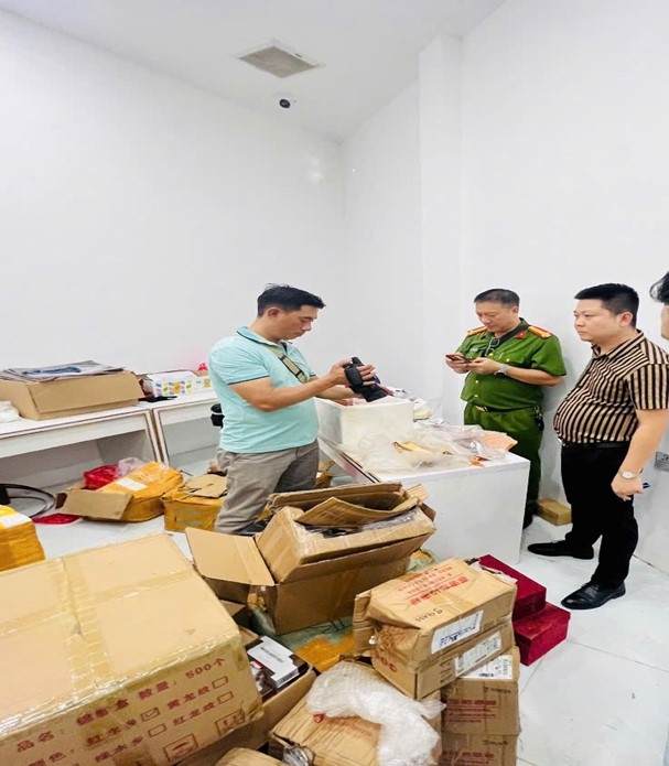 Phát hiện cơ sở có dấu hiệu kinh doanh hàng giả, hàng hóa không rõ nguồn gốc, xuất xứ trên địa bàn phường Nam Nha Trang