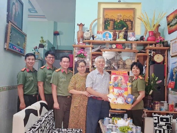 Đoàn Thanh niên, Hội phụ nữ Phòng An ninh điều tra - Công an tỉnh Khánh Hoà thăm, tặng quà tri ân các anh hùng, liệt sĩ