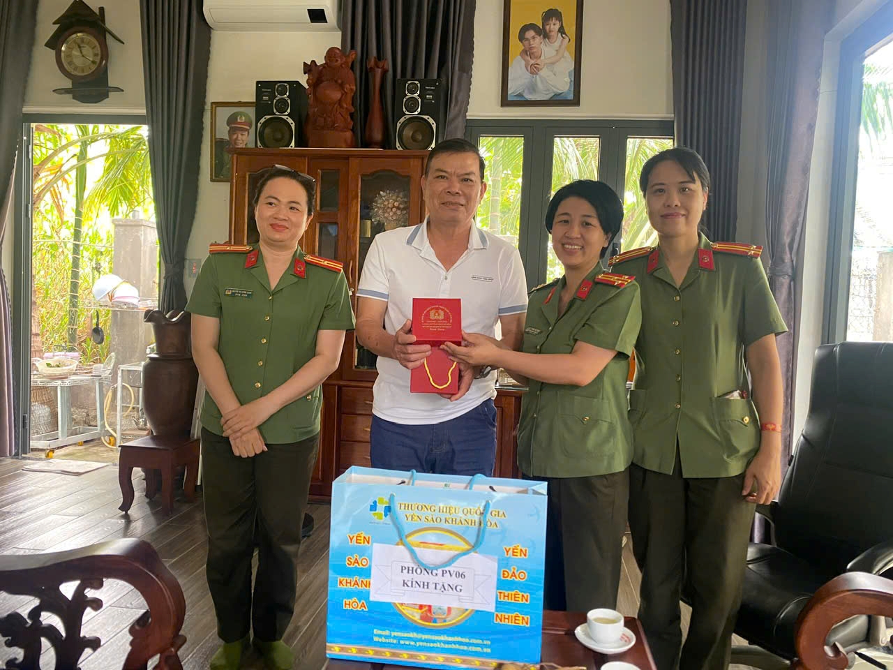 Phòng Hồ sơ nghiệp vụ tổ chức thăm hỏi, gửi quà tặng đến cán bộ hưu trí nhân dịp kỷ niệm 80 năm Ngày thành lập lực lượng Công an nhân dân