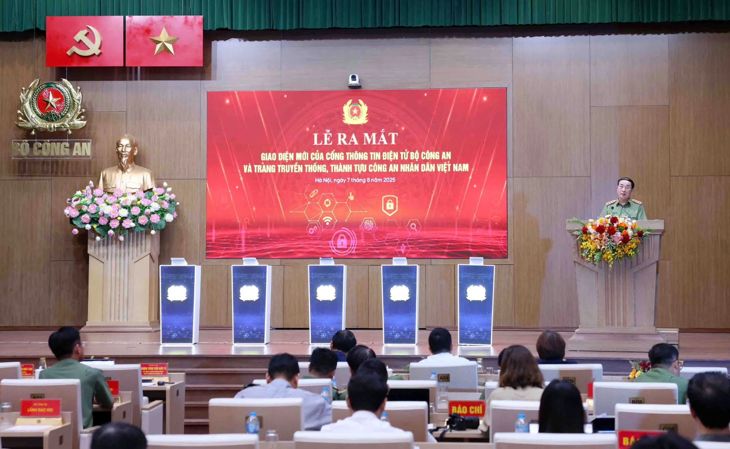 Cổng thông tin điện tử Bộ Công an: Ra mắt giao diện và Trang truyền thống, thành tựu CAND Việt Nam