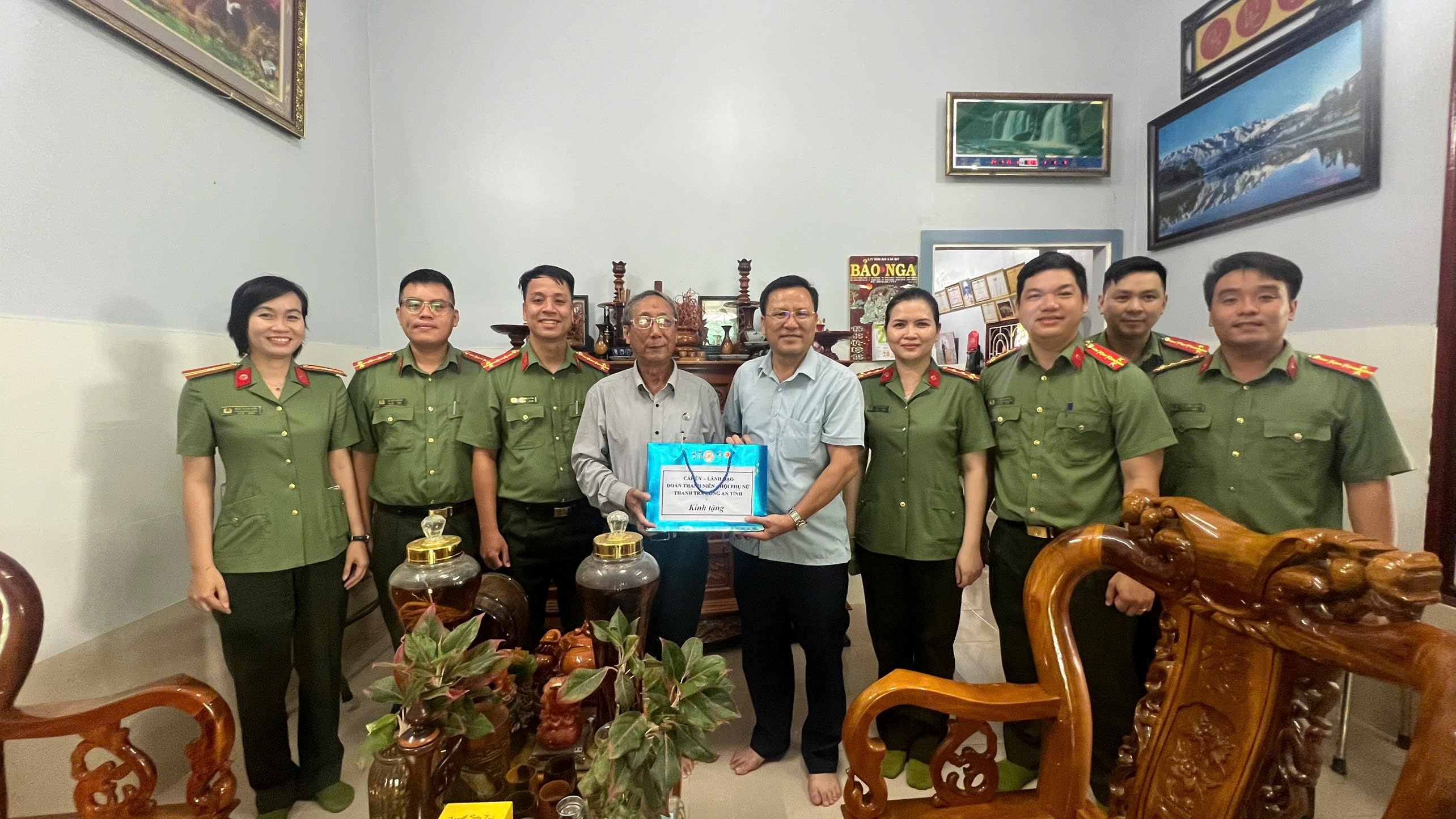 Thanh tra Công an tỉnh Khánh Hoà thăm, tặng quà các gia đinh thương binh, liệt sĩ trong Công an nhân dân