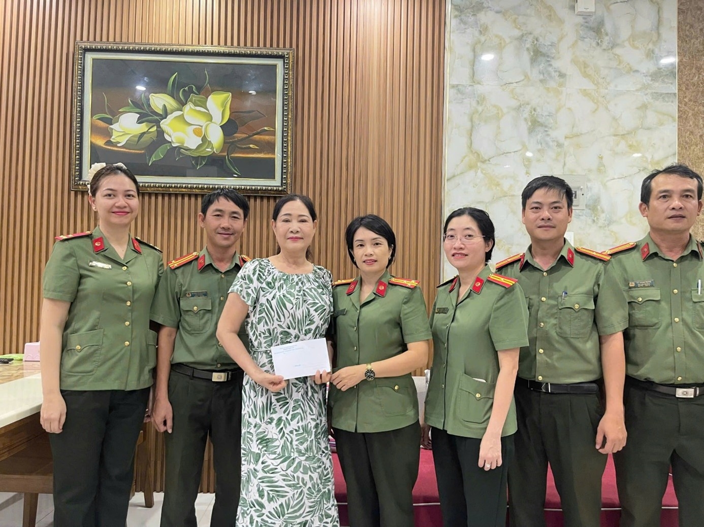 Phòng Hậu cần tổ chức thăm, tặng quà thân nhân Thương binh, Liệt sĩ  nhân kỷ niệm 78 năm Ngày Thương binh - Liệt sĩ