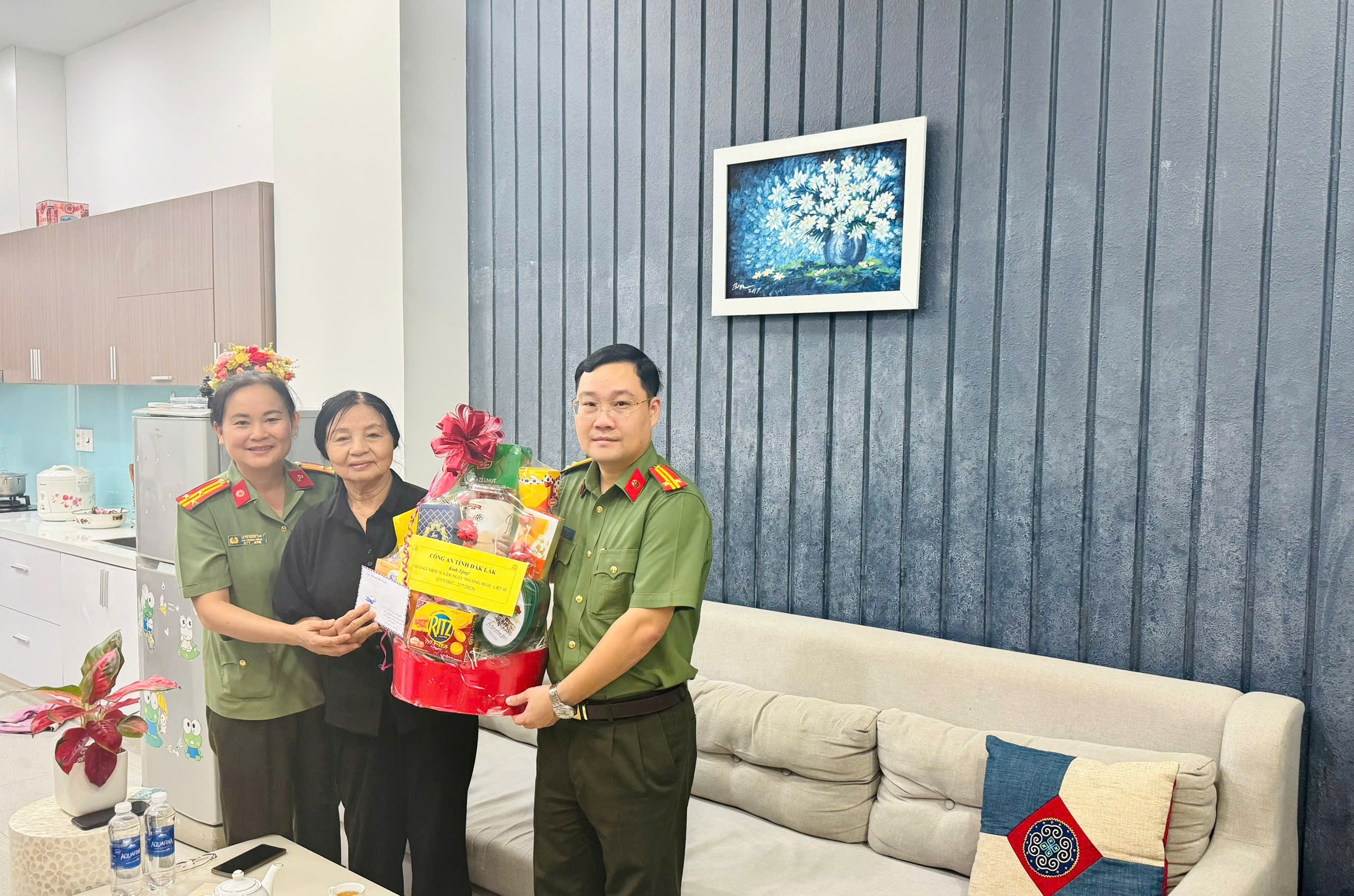 Phòng Tổ chức cán bộ  tổ chức thăm tặng quà người có công với cách mạng nhân dịp kỷ niệm 78 năm Ngày Thương binh – Liệt sỹ (27/7/1947 – 27/7/2025).